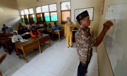 Warga belajar menulis dan membaca dalam rangka pemberantasan buta aksara di SMA 1 Negeri Klego, Desa Jaten, Kecamatan Klego, Kabupaten Boyolali, Jawa Tengah| Ilustrasi: Kompas/P Raditya Mahendra Yasa