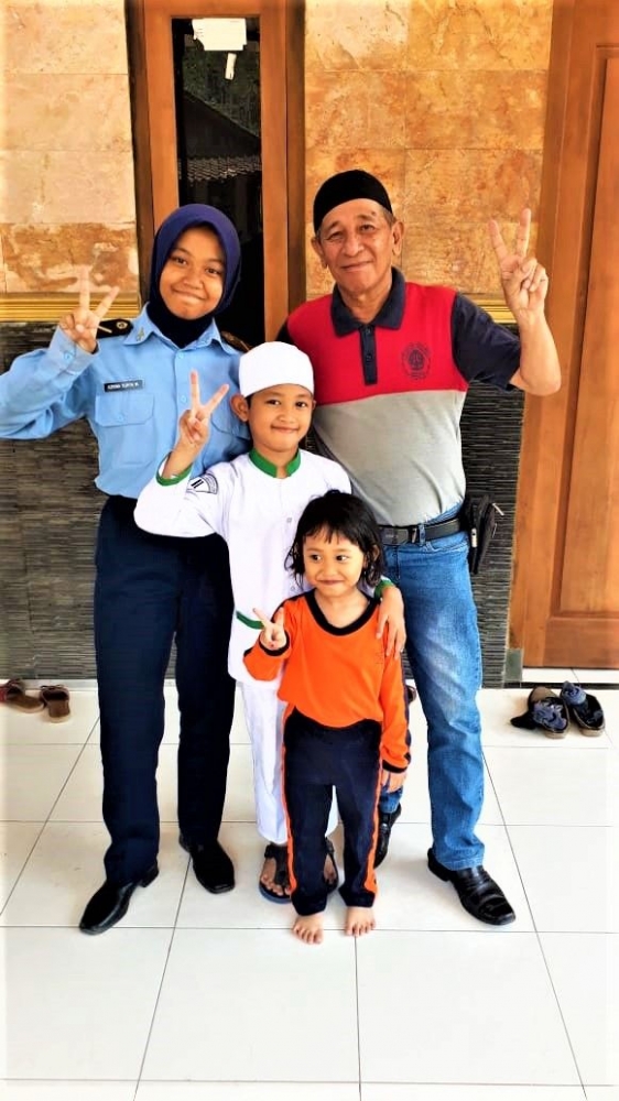 ket. foto: harifuddin bersama cucu cucu/foto kiriman harifuddin