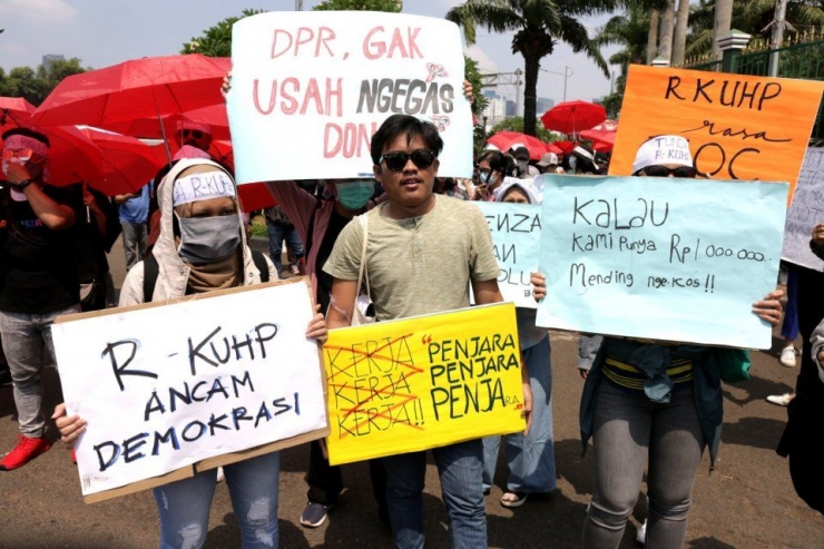 Aksi unjuk rasa tolak RKUHP. Gambar dari Ajeng Dinar Ulfiana/katada.co.id