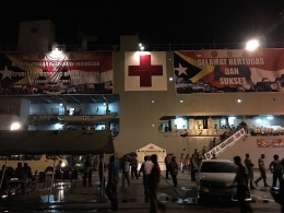 (KRI dr.  Soeharso 990 sandar di pelabuhan Dili untuk melaksanakan misi pelayanan kesehatan di Timor Leste pada Januari 2016, foto dokumen pribadi) 