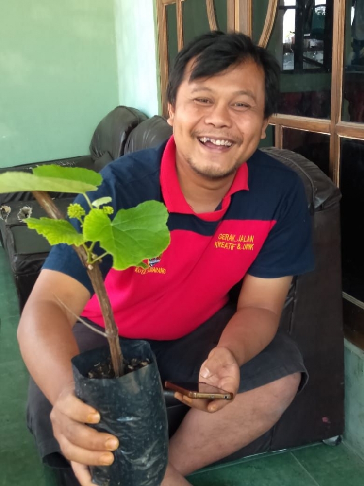 Foto Pak Apriadi bersama pohon anggurnya 