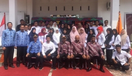 Muhammad Dahlan, S.Sos.I foto bersama Anggota dan staf KIP Kota Langsa. Foto: Istimewa.