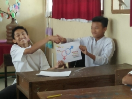 Foto kiriman Nia Kurniati: 2 anak atlet sepak bola yang menunda berlatih dan menunjukkan hasil belajar bersama dengam bangga