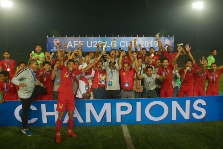 Timnas Indonesia saat menjuarai Piala AFF U-22 2019 | Sumber: bola.kompas.com