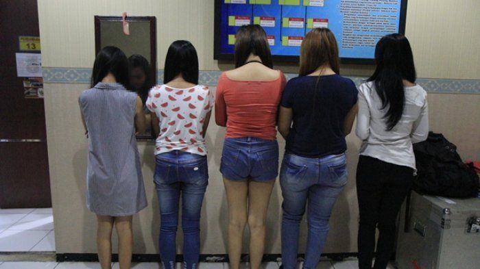 Sejumlah pelaku prostitusi berbasis online | Gambar: tribunnews.com