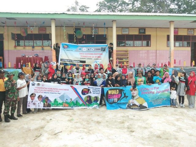 Partisipan World Cleanup Day foto bersama di Lapangan Upacara SD Inpres Paranga (21/09/19).