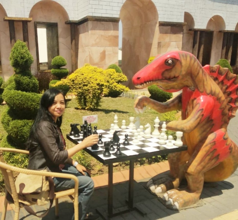 Si Dino ternyata pandai main caturnya (dok. Ovi)