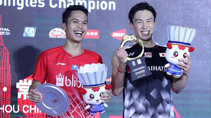 Anthony Ginting dan Kento Momota saat pemberian hadiah China Open 2019/Badmintonindonesia.org