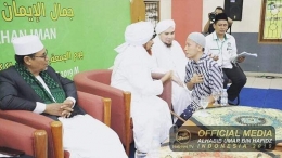 Habib Umar bin Hafidh bercakap dengan Felix Siauw | Foto. Fb Felix Siauw