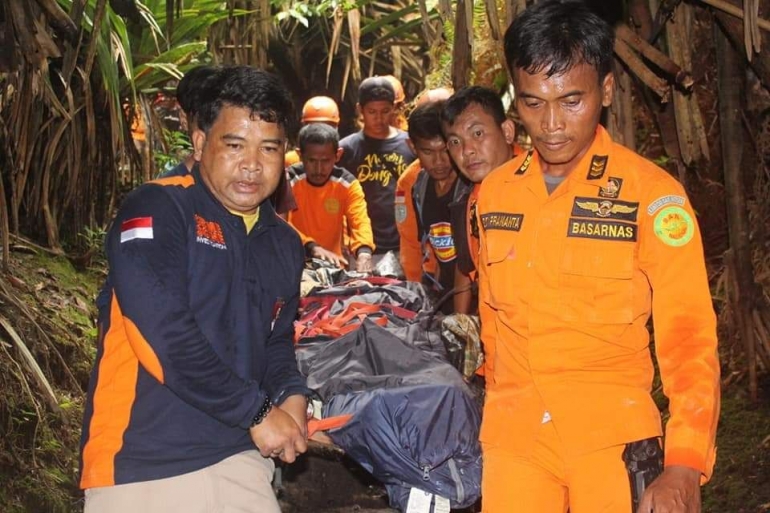Tim Polreskaro saat Evakuasi Korban. sumber poto FB. Sumber berita Sumaterapost.co