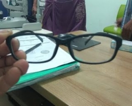 Ilustrasi kacamata biasa terhadap kacamata super (Dokpri)