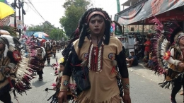 peserta Karnaval Malang berkostum Indian (dokumentasi pribadi)