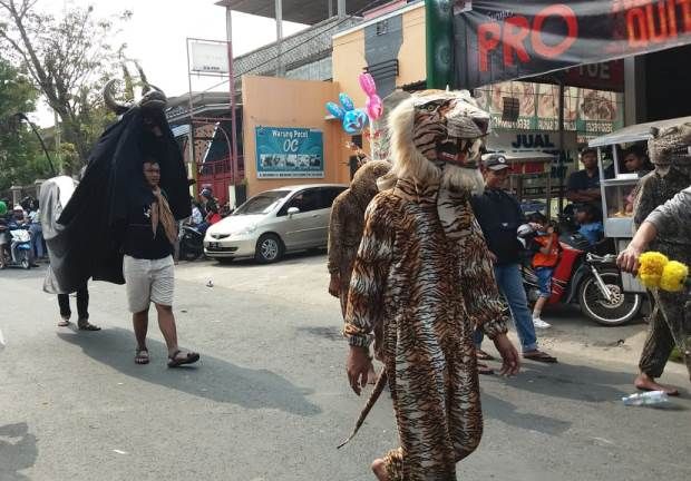 peserta Karnaval Malang berkostum Reog (dokumentasi pribadi)