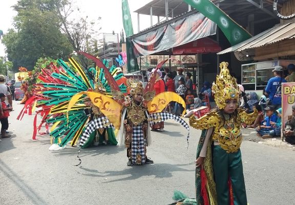 Anak-anak peserta Karnaval Malang (dokumentasi pribadi)