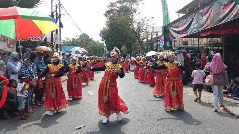 Ibu-ibu peserta Karnaval Malang (dokumentasi pribadi)
