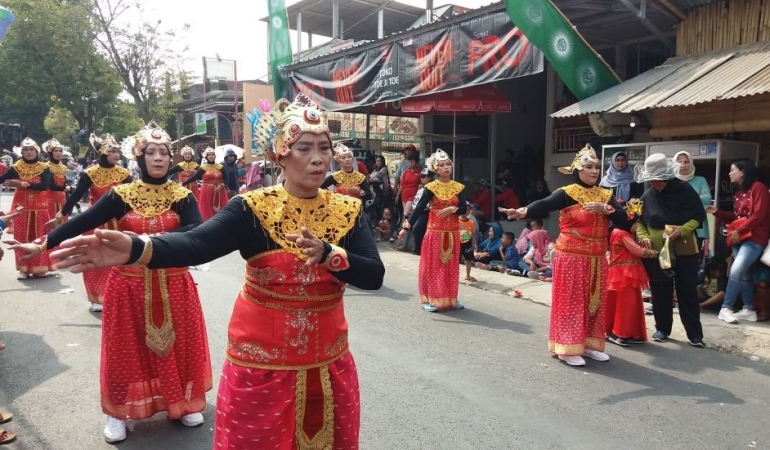 Ibu-ibu peserta Karnaval Malang (dokumentasi pribadi)