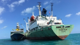 Kapal ikan sedang melakukan kegaiatan pemindahan muatan (transhipment) di tengah laut. Sumber gambar: pewtrust.org