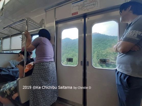 Dokumetasi pribadi | Karena aku duduk di kursi roda dan kereta itu penuh, saying sekal aku tidak bias mengabadikan pemandangan hutan hijaunya, Seperti inilah posisiku di kereta itu ......