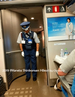 Dokumentasi pribadi | Petugas kereta Shinkansen yang renta, yang selalu membungkukkan tubuhnya sampai hampir 9 derajat, untuk menghormasi kami, para penumpang kereta, dan penumpng tidak ada yang mnyadari hal itu, kecuali (mungkin) hanya aku saja ......