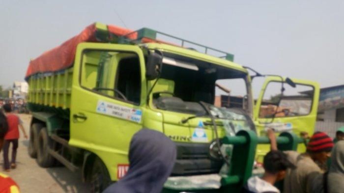 Kecelakaan di Jalan Raya Babelan yang melibatkan kendaraan truk pengangkut tanah dan sepeda motor. Warga yang kesal merusak truk (tribunnews.com)