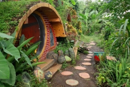 Konsep rumah hobbit di Bwalk Food Court