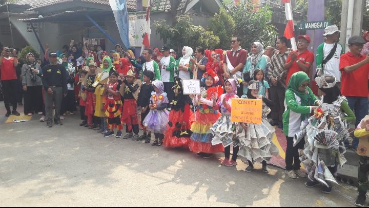 Parade fashion show dari bahan daur ulang(dokpri)
