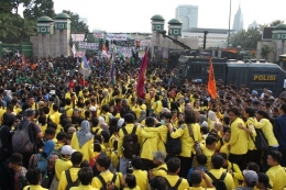 Ribuan Mahasiswa melakukan aksi demo di Depan Gedung DPR/MPR, Jalan Gatot Subroto, Senayan, Jakarta Pusat, Senin (23/9/2019). Mereka menolak pengesahan RKUHP.(KOMPAS.com/M ZAENUDDIN)