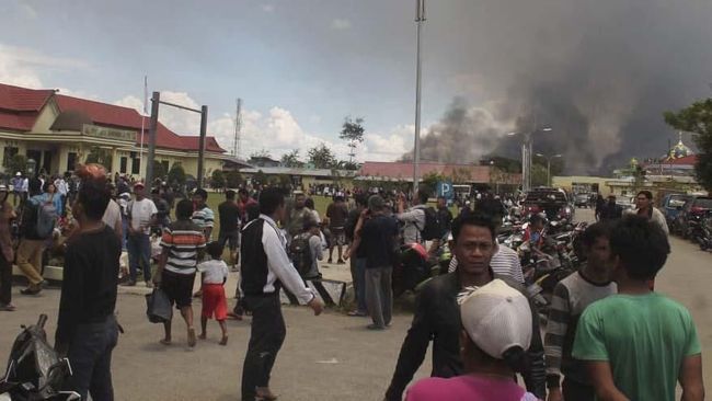 kerusuhan di Wamena (sumber foto: Antara Foto/Marius Wonyewun melalui CNNIndonesia.com)