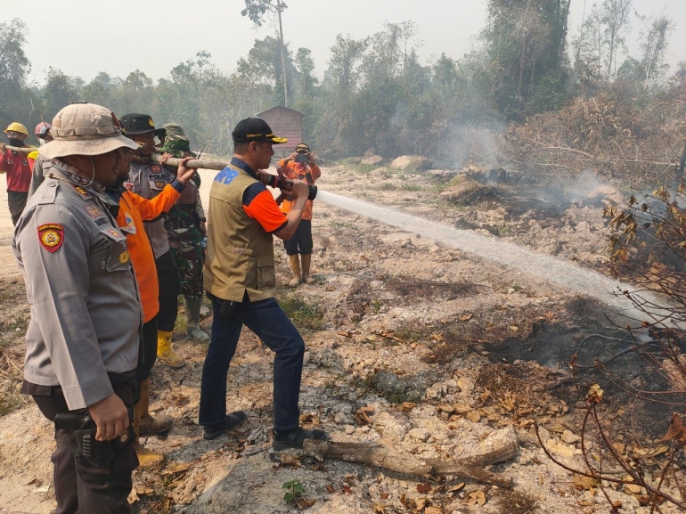 Pemadaman Api akibat Kesengajaan membakar hutan di Jambi dan Riau Mengakibatkan Kerugian Besar di Negara Kita. Saatnya Pendidikan Mitigasi Bencana di Galakkan. sumber: www.bnpb.go.id