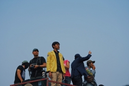 Manik (Ketua BEM UI) memantau aksi yang sedang berlangsung di depan gedung DPR (Dok. Dita P. Ramadhani, 2019)