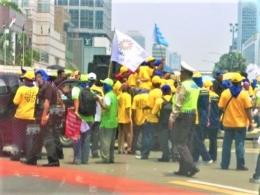 ket.foto: demo di bundaran HI -dokumentasi pribadi tjiptadinata effendi