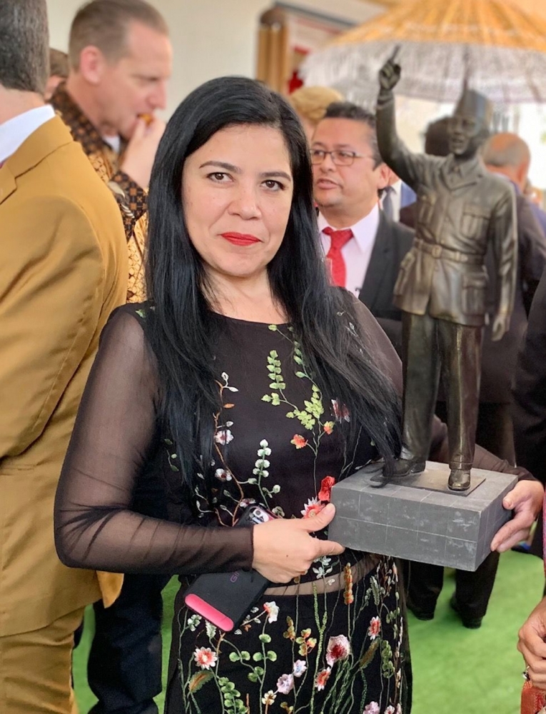 Edysa Ponzaneli dan maket asli patung Soekarno. Dokpri.