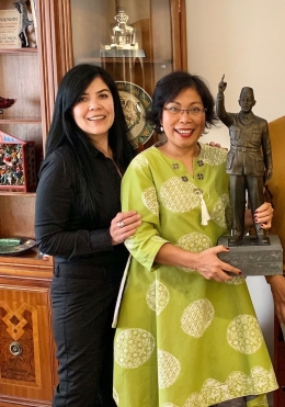 Edysa Ponzanelli, Evi Siregar, dan maket asli patung Soekarno. Dokpri.