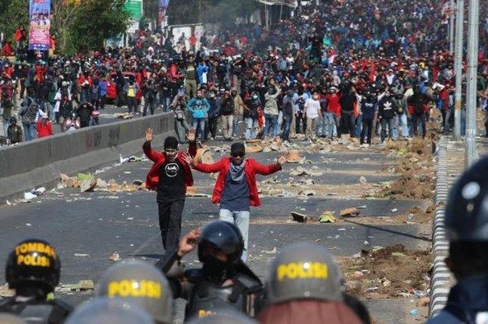 Demonstrasi yang berujung anarkis, tidak dibenarkan tp tidak bisa disalahkan. (sumber: kompas.com