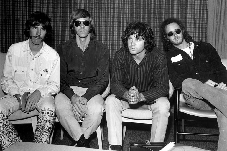 The Doors. Ki-ka: John Densmore (drum), Ray Manzarek (keyboard), si seksi Jim Morrison (vokal), Robby Krieger (gitar)/ultimateclassicrock.com