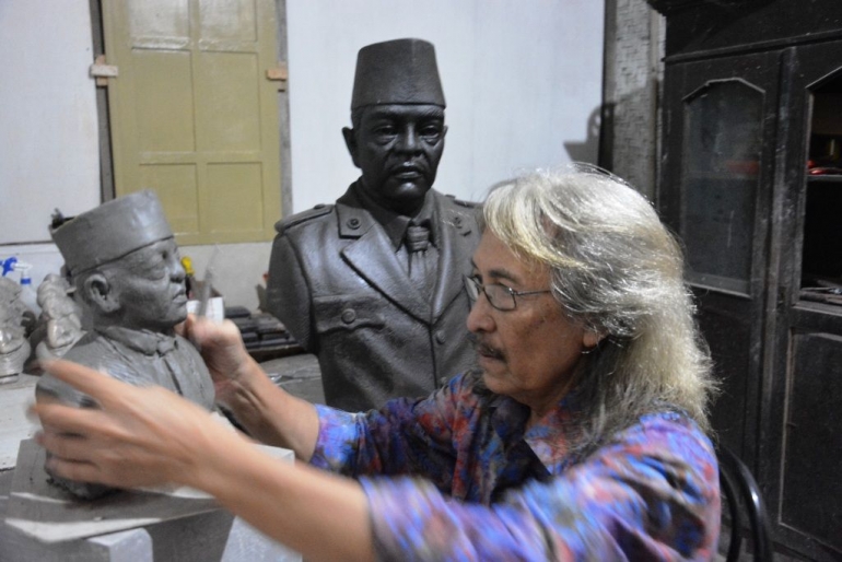 Yos Tri sedang berkaya patung Soekarno (Dok. R. Toto Sugiharto)