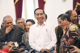 Presiden Joko Widodo (tengah) berbincang dengan sejumlah tokoh dan budayawan usai pertemuan di Istana Merdeka, Jakarta, Kamis (26/9/2019). Presiden menyatakan akan mempertimbangkan untuk menerbitkan Perppu KPK. (ANTARA FOTO/Akbar Nugroho Gumay)