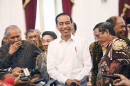 Presiden Joko Widodo (tengah) berbincang dengan sejumlah tokoh dan budayawan usai pertemuan di Istana Merdeka, Jakarta, Kamis (26/9/2019). Presiden menyatakan akan mempertimbangkan untuk menerbitkan Perppu KPK (ANTARA FOTO/Akbar Nugroho Gumay) | KOMPAS.com