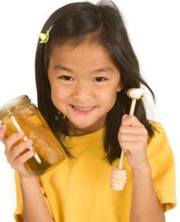 Anak minum madu (Sumber: sheknows.com)