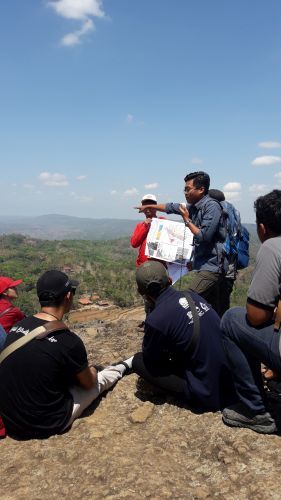 Menjelaskan tentang sejarah Gunung Api Purba Nglanggeran (dokpri)