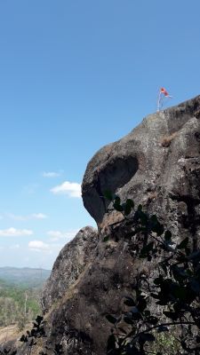 Wah ada bendera merah putih di salah satu puncak (dokpri)