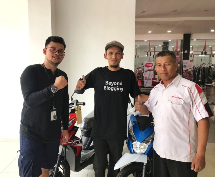 tips menang samber thr kompasianaBersama Dimas Agung Satrio dari Kompasiana dan perwakilan dealer Honda saat menerima hadiah motor matic (dokumentasi Kompasiana)