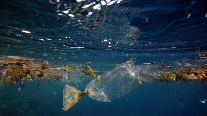 Ilustrasi sampah plastik di lautan. Foto: Australia Plus ABC.