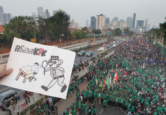 Ribuan Mahasiswa dari belasan elemen se-Jabodetabek berdemo di depan gedung MPR DPR RI Jakarta, Senin (23/9/2019). Menolak pengesahan RUU KUHP oleh DPR. Gambar : JAWAPOS