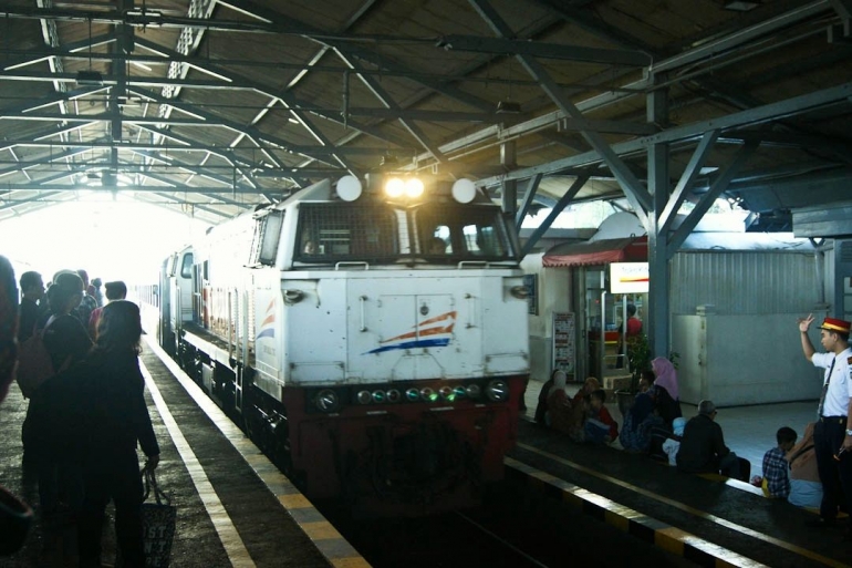 Kereta api Indonesia (dok. pri).