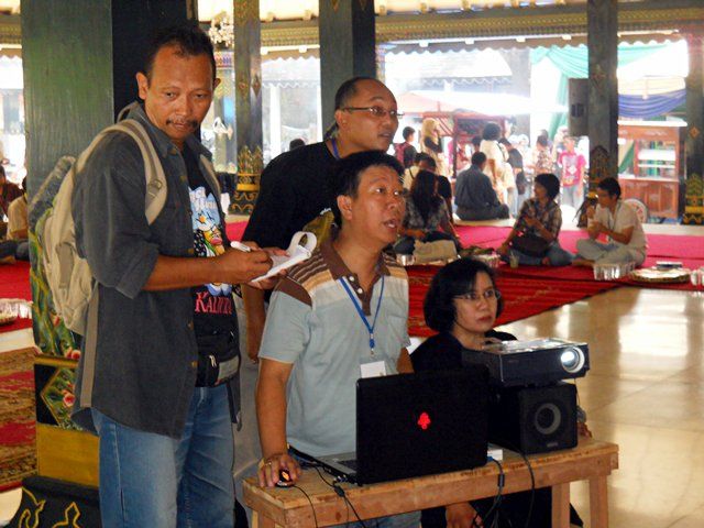 Ekspresi Iskandar saat mengikuti reuni akbar alumni STIE YKPN Yogyakarta di TMII 2013. Dokpri.