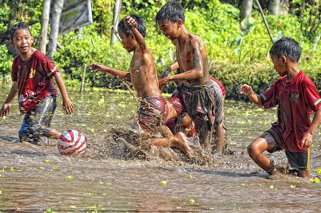 Sumber foto: https://pixabay.com/photos/ball-child-mud-jogjakarta-1178747/ 