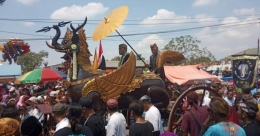 Kirab budaya Cirebon,. Nampak. pangeran Patih Qodiran menaiki kereta Paksi Naga Liman (doc. Foto infokom)