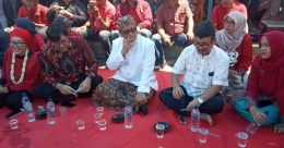 Hasto nampak menikmati manis pedasnya tahu gejrot khas Cirebon (doc. Foto infokom)