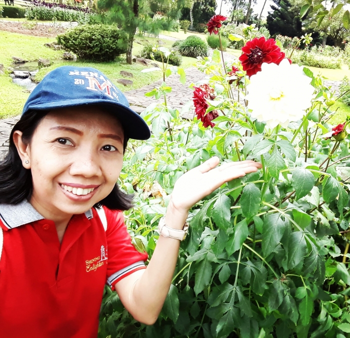 Saya dan bunga dahlia. Photo by Ari Budiyanti. Lokasi Taman Bunga Nusantara